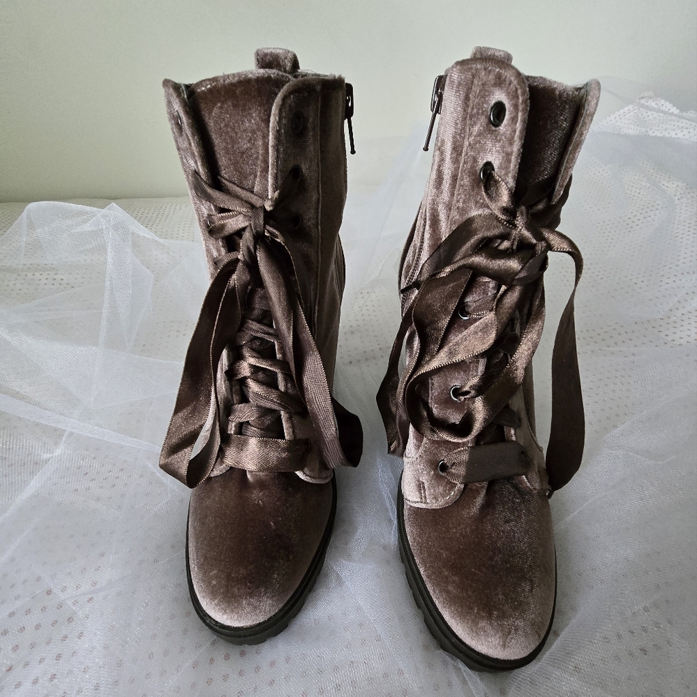 Steve Madden Frost Brown Velvet Lace-Up Ankle Boots Size 7.5M - Picture 2 of 10